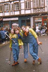 Les clows sont dans la rue avec le twirling club de Barr !